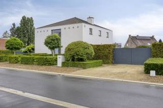 <p><span>Exclusieve villa met 4 slaapkamers, 2 badkamers en een hoogwaardige afwerking.</span></p><p><span> </span></p><p><span>Aan de Kapelstraat in Dilsen-Stokkem vindt u deze prachtige villa, waar ruimte, comfort en luxe op een unieke manier samenkomen. Met een indrukwekkende bewoonbare oppervlakte van 453 m² en een perceel van bijna 10 are is dit een woning die alles in zich heeft om een echte thuis te worden.</span></p><p><span> </span></p><p><span>Bij het binnenkomen wordt u meteen verwelkomd door een ruime inkomhal die u leidt naar de lichtrijke leefruimte. Grote raampartijen zorgen voor overvloedig daglicht, terwijl de gezellige gashaard de woonkamer een warme en huiselijke sfeer geeft. De moderne keuken is een echte blikvanger. Hier geniet u niet alleen van hoogwaardige afwerking en alle comfort, maar ook van een directe verbinding met het terras, waardoor binnen en buiten harmonieus in elkaar overvloeien. De woning beschikt bovendien over een tweede terras aan de eetkamer, ideaal om in alle rust van de buitenlucht te genieten.</span></p><p><span> </span></p><p><span>Met vier ruime slaapkamers en twee badkamers – één uitgerust met ligbad en de andere met een douche – biedt deze villa het perfecte comfort voor gezinnen of voor wie regelmatig gasten ontvangt. Elke kamer voelt ruim en licht aan, en dankzij de praktische indeling kan iedereen genieten van zijn eigen plek.</span></p><p><span> </span></p><p><span>Ook op technisch vlak laat deze woning niets te wensen over. Ze is volledig asbestveilig en beschikt over een uitstekende EPC-score van 146 (label B). Duurzaamheid en comfort staan hier centraal, met onder meer zonnepanelen, een warmtepomp, airconditioning en een hoogrendementsgasketel. Daarnaast beschikt u over een ruime kelder en een carport, wat het dagelijkse wooncomfort nog verder vergroot.</span></p><p><span> </span></p><p><span>Wat dit eigendom extra bijzonder maakt, is de privacy die het perceel biedt. De fraai aangelegde buitenruimte zorgt voor een gevoel van rust. Of u nu geniet van een gezellig samenzijn op één van de terrassen of gewoon tot rust komt in de tuin: hier beleeft u het beste van comfortabel wonen.</span></p><p><span> </span></p><p><span>Als extra troef wordt het naastgelegen perceel bouwgrond van 5a06ca optioneel te koop aangeboden. Dit opent extra mogelijkheden: een woning voor familie of kinderen, een investering voor de toekomst of simpelweg een uitbreiding van uw domein.</span></p><p><span> </span></p><p><span>De vraagprijs voor deze instapklare villa bedraagt € 519.000. Het optionele naastgelegen bouwperceel is beschikbaar voor € 110.000.</span></p><p><span> </span></p><p><span>Samengevat: dit is een eigendom dat niet alleen uitblinkt door zijn ruime volumes en luxueuze afwerking, maar ook door zijn energiezuinig karakter, duurzaamheid en ligging.</span></p><p><span> </span></p><p><span>Plan vandaag nog uw bezoek via Robin Raeven – 0484 35 73 08 of via <span>Robin@jemar.be</span></span></p><p><span> </span></p><p><span>Uw toekomstige thuis wacht op u!</span></p>
