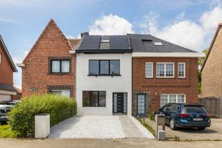 Ben je op zoek naar een luxueus, gerenoveerde (2025) woning met 3 slaapkamers & tuin met verzichten te Sint-Niklaas? Lees dan snel verder!De luxueuze...