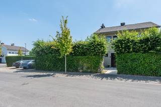 Droom je om te wonen in een rustige & doodlopende straat te Meise? <br /><br />TE KOOP! Prachtige en gezellige Gezinswoning. OPEN, alleenstaande woning, in landelijke omgeving , in de nabijheid van scholen, winkels. Je ziet meteen waarom zoveel gezinnen hier graag wonen, een rustige, groene buurt, een doodlopende straat zonder doorgaand verkeer en een buurtpleintje met schommel.<br /><br />Ontdek deze charmante open bebouwing met 3 slaapkamers, gelegen op een perceel van 641m². In een doodlopende straat.<br />De woning, met een hedendaagse uitstraling en vier gevels, biedt een rustige woonomgeving.<br /><br />De leefruimtes baden in natuurlijk licht dankzij de grote raampartijen en glazen schuifdeuren die toegang bieden tot de tuin. De open keuken, volledig uitgerust, vormt het hart van het huis en is de ideale plek voor gezellige diners. Op de bovenverdieping bevinden zich de drie slaapkamers, die elk ruimte bieden voor een comfortabel verblijf. De badkamer is functioneel ingericht. Vloer is lederlook, van Quickstep. Volledige renovatie in 2010.<br /><br />Privacy ten TOP! De gezellige tuin, met zijn diverse terrassen in prachtige beige natuursteen en groen, nodigt uit tot ontspanning en buitenleven. Een perfecte plek voor zomerse avonden of om te genieten van de zon. <br /><br />Extra troeven: <br />Volledig gerenoveerd in 2010<br />Badkamer met Betoncire afgewerkt<br />Zuid-orientatie. <br />Voorgevel, geschilderd in 2025<br />Vliegenramen in de kamers en keuken<br />Doodlopende straat - heel rustige straat<br />Automatisch zonnescreen<br />Landelijke ligging<br />3 Parkingplaatsen<br />Heel leuke familiale buurt: met jaarlijkse buurtfeesten & garageverkoop<br />Enkele meters van Birrebeek natuurgebied en velden<br />Toegang tot de Plantentuin gratis voor bewoners van Meise<br />Opstapplaats openbare vervoer op nog geen 10 meter en dichte nabijheid van de RO en A12. <br /><br />Kom deze woning zelf ontdekken voor het te laat is, en laat u verrassen door de mogelijkheden!<br />Een plek waar kinderen zorgeloos kunnen opgroeien en waar je als ouder elke dag kan genieten van rust en ruimte.