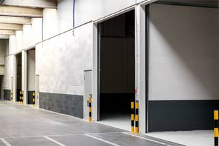 KMO-units te huur op een gerenoveerde site in Hasselt. Elke unit beschikt over een sectionaal poort en heeft een vrije hoogte van ca. 7m. Zeer goede ligging, vlakbij het centrum en de Ring van Hasselt.<br /><br /><span>Allerhande auto-activiteiten zijn niet toegestaan op de site.</span><br /><br /><span>Magazijn Unit 3 - 225m²<br /></span><br />Kenmerken magazijn:<br /><br />- staalstructuur<br />- vrije hoogte 7m<br />- dak EPDM ( vernieuwd 2023)<br />- gevel vlakbeton en sandwichpanelen<br />- binnenwanden : vlakbeton en ytongstenen<br />- lichtstraat over gans magazijn (verneiuwd 2023)<br />- LED-lampen<br />- polybetonvloer<br />- electriciteit, standaard, aparte meters<br />- watertoevoer (regenwater) met aparte meter<br />- 1 sectionaal poort