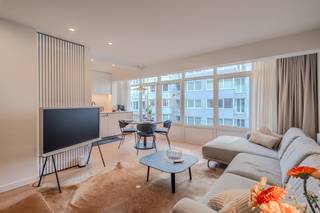 Deze magnifiek gerenoveerde studio met slaaphoek is gelegen op de tweede verdieping van Residentie Savoy. U bevindt zich hier in het hart van het bruisende Oostende, met alles binnen handbereik: van winkels en culinaire hotspots tot culturele trekpleisters. Bovendien wandelt u binnen enkele stappen (slechts 100m!) het strand op.De studio onderging een volledige totaalrenovatie, waarbij uitsluitend gebruik is gemaakt van hoogwaardige en kwalitatieve materialen. Een instapklaar pareltje aan de kust.Indeling: - inkomhal met een zitbankje en ingebouwde kastenwand- lichtrijke leefruimte met een slaaphoek, stijlvol afgescheiden door een houten wand- open keuken uitgerust uitgerust met inductiekookplaat, vaatwas, combi-oven en frigo- badkamer voorzien van een badkamermeubel met spiegelkast en regendouche- afzonderlijk toilet - privatieve kelderbergingBovendien kan u ook gebruik maken van de gemeenschappelijke fietsenberging en beschikt de residentie over een afvallokaal. Actueel verhuurd.Pluspunten: - totaalrenovatie- asbestveilig- afzonderlijke slaaphoek- positieve elektrische keuring- EPC label B - voorzien van ingemaakte kasten- kwalitatieve materialenDé ideale, instapklare hotspot voor wie luxe aan de kust zoekt! Bel ons snel voor een afspraak ter plaatse!Bestuursmaatregelen in het maatregelenregister: in aanvraag