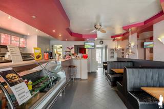 <p><strong>Handelspand met duplex appartement, terras en 2 garageboxen in centrum Nieuwmoer</strong></p>
<p>Centraal gelegen in <strong>Nieuwmoer-Dorp</strong> bevindt zich deze veelzijdige eigendom bestaande uit een handelsruimte op het gelijkvloers, een afzonderlijk appartement met <strong>2 slaapkamers</strong> op de verdiepingen en <strong>2 privatieve garageboxen</strong> achteraan. De combinatie van handel, wonen, buitenruimte en garages maakt dit pand interessant voor zowel eigen gebruik als investering.</p>
<p><strong>Gelijkvloerse verdieping – handelsruimte<br /></strong>- Ingerichte handelsruimte, momenteel uitgebaat als <strong>frituur<br /></strong>- Ruime commerciële ruimte met grote raampartij aan de straatzijde<br />- Praktische werk- en bereidingszone<br />- Achterliggende keuken/werkruimte met spoelbak en kastruimte<br />- Afzonderlijk <strong>toilet<br /></strong>- Aanwezige koelcel, momenteel buiten gebruik maar opnieuw aansluitbaar<br />- Elektrisch bediend <strong>rolluik</strong> aan de voorzijde<br />Rechtstreekse toegang tot de achterliggende buitenruimte</p>
<p><strong>Buitenruimte<br /></strong>- Achterliggende <strong>koer/terras</strong> afgewerkt in betonklinkers<br />- Voldoende ruimte voor meerdere tafels en zitplaatsen<br />- Via een buitentrap verbinding met het appartement op de verdieping<br />- Achteraan toegang richting de garageboxen</p>
<p><strong>Appartement<br /></strong>- Aparte woongelegenheid verdeeld over de verdiepingen<br />- Lichtrijke <strong>woon- en eetkamer</strong> met grote raampartijen<br />- Afzonderlijke keuken met keramische kookplaat en dampkap<br />- Rechtstreekse toegang vanuit de keuken tot het <strong>overdekte terras<br /></strong>- Praktische berging<br />- Ruime badkamer met <strong>ligbad met douchefunctie, lavabo en toilet<br /></strong>- Aansluiting voor wasmachine in de badkamer<br />- Afwerking met tegel- en laminaatvloeren</p>
<p><strong>Bovenste verdieping<br /></strong>- <strong>2 slaapkamers</strong>, beide voorzien van een dakraam<br />- Ruime kamers onder het hellende dak met verschillende inrichtingsmogelijkheden</p>
<p><strong>Terras<br /></strong>- Overdekt terras aansluitend op het appartement met voldoende plaats voor een zitje<br />- Buitentrap naar de gelijkvloerse koer</p>
<p><strong>Garages<br /></strong>-<strong> 2 privatieve garageboxen</strong> in een vrijstaand garagegebouw achteraan<br />- Beide garages voorzien van een sectionaalpoort<br />- Bijkomende parkeer- en opslagmogelijkheden</p>
<p><strong>Bijzonderheden<br /></strong>-<strong> </strong><strong>Handel en wonen gecombineerd in één eigendom<br /></strong>- Handelsgelijkvloers momenteel ingericht als frituur<br />- Afzonderlijk appartement met <strong>2 slaapkamers<br /></strong>- Zowel een terras bij het appartement als een koer op het gelijkvloers<br />- <strong>2 garageboxen inbegrepen<br /></strong>- Houten ramen met dubbele beglazing<br />- Centrale ligging in Nieuwmoer-Dorp<br />- Interessante mogelijkheden voor <strong>eigen uitbating, verhuur of investering</strong></p>
<p><strong>Ligging</strong></p>
<p>Gelegen te<strong> Nieuwmoer</strong>, pal in de dorpskern en op een goed zichtbare locatie. Dagelijkse voorzieningen bevinden zich in de onmiddellijke omgeving en ook Kalmthout, Essen en de Nederlandse grens zijn vlot bereikbaar.</p>
<p><strong>Een veelzijdige eigendom die commerciële ruimte, een volwaardig 2-slaapkamerappartement, buitenruimte en 2 garageboxen samenbrengt op een centrale locatie in Nieuwmoer.</strong></p>
<p>Bewoonbare opp. 94 m² (duplex) + 89 m²(handelszaak) m² ref.: bruto vloeropp. EPC-certificaat.</p>
