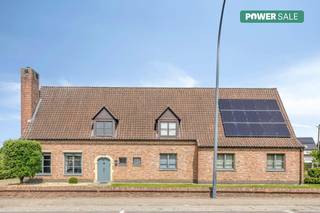 Op een commercieel interessante locatie in het centrum van Opwijk bevindt zich deze prachtige, karaktervolle open bebouwing. Met een indrukwekkende bewoonbare oppervlakte op een prachtig perceel biedt deze villa de ultieme flexibiliteit voor wie wonen wil combineren met een professionele activiteit of vrij beroep. Er is een volledig aparte praktijkruimte (2 consultatieruimtes) met wachtzaal, sanitair EN eigen ingang.Het woongedeelte is opgetrokken met traditionele, kwalitatieve materialen en straalt pure klasse uit:- Imposante inkomhal met vestiaire en gastentoilet- Sfeervolle woonkamer met parket, uitgerust met een gezellige open haard en bar- Keuken met toegang tot het terras en de kelder- Een grote en onderhoudsvriendelijke tuinDe eerste verdieping biedt alle comfort voor een groot gezin of extra opslag:- 5 ruime slaapkamers voorzien van praktische inbouwkasten- 2 zeer ruime badkamers- Linnenkamer/wasplaats- Grote bergzolderExtra troeven: - 15 zonnepanelen- Viessmann condensatieketel (aardgas)- Vrijstaande dubbele garage voor 2 wagens met een eigen, aparte opritUnieke flexibiliteit: door de dubbele toegang is deze villa tevens ideaal als zorg- of kangoeroewoning. Bent u op zoek naar een unieke eigendom met karakter waar uw zaak en gezin hand in hand gaan? Grijp deze kans in het hart van Opwijk en mis deze opportuniteit niet!Bestuursmaatregelen in het maatregelenregister: nee