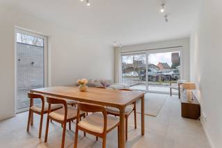 Kom dit project ter plaatse ontdekken tijdens het Nieuwbouwweekend op zaterdag 25/04 tussen 10u en 10u45!Laatste appartementen te koop!Dit gelijkvloers nieuwbouwappartement met 2 slaapkamers is te koop in residentie Albert &amp; Jerome in het centrum van Desselgem. Het appartement werd volledig kwalitatief afgewerkt en geniet van een aangename zuidgerichte tuin met terras van 62m². INDELINGinkomhal - apart toilet - woonkamer met open keuken - kamer 1 - kamer 2 - badkamer - berging - tuin met terrasEr zijn bovengrondse autostaanplaatsen, garageboxen en fietsenbergingen te koop. Mogelijk tot aankoop aan 6% btw! Residentie Albert &amp; Jerome is een nieuwbouwproject op centrale ligging, (Liebaardstraat 180-206) te Desselgem bestaande uit 22 energiezuinige appartementen en een handelsruimte. Elke unit zal verwarmd worden met een warmtepomp (geothermie). Deze appartementen zijn een ideale investering door hun ligging en de oppervlaktes!