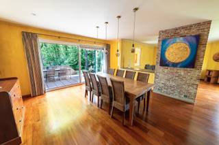 Meer info op https://snepkenshof.be voor meer foto's, uitleg, attesten en indeling-plannen.<br /><br />Op zoek naar karakter, ruimte en rust? Deze uitstekend onderhouden villa (bouwjaar 1994) ligt discreet verscholen in een rustige, doodlopende villawijk op de Kempische Heuvelrug. Geflankeerd door natuurgebieden en bossen geniet u hier van een uitzonderlijke woonervaring.<br /><br />Een ruime inkomhal die leidt naar een warme leefruimte met aparte zithoek, eetplaats, elegante teakparketvloer en een gezellige open haard. De keuken (natuursteen vloer) is uiterst verzorgd. Een absolute troef is de lichtrijke tuinkamer met een eigen buitendeur; dé perfecte ruimte voor een vrij beroep.<br /><br />Boven zijn er 5 slaapkamers en een ruime nachthal, alsook een meditatieruimte of dressing. De marmeren badkamer is voorzien van een ligbad, aparte douche, dubbele lavabo en toilet.<br /><br />Twee kinderkamers kunnen worden samengevoegd tot een zeer grote kamer of praktijkruimte, en de eerste grote kamer kan ook gebruikt worden als praktijkruimte. De inkomhal met een apart gastentoilet kan dienstdoen als comfortabele wachtruimte, die via de trap leidt naar de praktijkruimtes op de eerste verdieping, zonder inkijk in de privévertrekken van de woning.<br /><br />Inpandige garage met elektrische poort, riante opslag, technische ruimte en een extra doucheruimte mét toilet. Buiten komt u volledig tot rust op het ingesloten terras met zicht op de bostuin. Verder is er ruime parkeerplaats en een carport.<br /><br />Technisch en duurzaam: Instapklaar (EPC C) zonder renovatieplicht. Degelijke aluminium ramen met dubbel glas en elektrische screens.<br /><br />Toplocatie: Direct aan wandel-, mountainbike- en ruiterpaden. Tussen natuurgebieden Zwart Water, Snepkensvijver.<br /><br />Uit de hand te koop. Wij werken met kijkmomenten op afspraak. Na het bezoek heeft u de mogelijkheid om een eenmalig en definitief bod uit te brengen via een gesloten omslag (deadline: woensdag 27/5 om 13u00).<br /><br />Interesse? Plan uw bezoek:<br />Bel +32 486 65 22 26 of mail naar info@snepkenshof.be