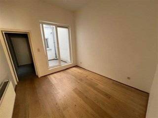 <p><span>Woning met 3 verhuurde units en ruim magazijn met aparte toegang</span></p><p><span>Interessante eigendom bestaande uit een </span><span>woning en een ruim magazijn</span><span>, waarbij het magazijn zich naast de woning bevindt en beschikt over een </span><span>eigen, afzonderlijke toegang</span><span>.</span></p><p><span>De woning is momenteel ingedeeld in </span><span>3 verhuurde woonunits</span><span>, elk verhuurd aan 850 per maand, wat een huidige totale huuropbrengst oplevert van </span><span>2.550 per maand of 30.600 per jaar</span><span>.</span></p><p><span>De huidige indeling:</span></p><ul><li><span>Gelijkvloers: ca. 44 m² + koer van ca. 6 m²</span></li><li><span>1ste verdieping: ca. 47 m²</span></li><li><span>2de verdieping: duplex van ca. 49 m²</span></li></ul><p><span>Naast de woning bevindt zich het </span><span>magazijn</span><span>, met een oppervlakte van ca. </span><span>156 m² op het gelijkvloers</span><span> en een ruime eerste verdieping. Dankzij de afzonderlijke ingang is het magazijn onafhankelijk toegankelijk van het woongedeelte.</span></p><p><span>Deze combinatie van </span><span>woonst, bestaande huurinkomsten en een omvangrijke magazijnruimte</span><span> maakt het pand bijzonder interessant voor investeerders en ondernemers.</span></p><p><span>Stedenbouwkundig vergund als woning en magazijn.</span><span> De woning is momenteel feitelijk ingedeeld in 3 verhuurde woonunits.</span></p><p><span>Huidige huuropbrengst woongedeelte: 2.550/maand 30.600/jaar.</span></p><p><span>Een eigendom met heel wat potentieel op een interessante locatie.</span></p>