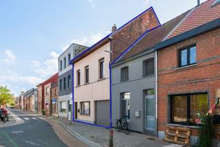 <p>Welkom in Niel! Een plek waar het gezellige dorpsleven het beste van beide werelden biedt. Dagelijkse voorzieningen zoals scholen, supermarkten en lokale handelaars bevinden zich slechts op een steenworp afstand terwijl je rust, natuur en recreatie kan opzoeken in de natuurparels rondom, zoals het befaamde “Niels Broek” en de “Walenhoek”.</p>
<p>Desondanks het huis nog een flinke dosis handigheid en een snufje liefde kan gebruiken, biedt het de perfecte bouwstenen om hier een warme thuis te creëren. Denk maar aan de mooie bewoonbare oppervlakte van maar liefst 208 m², een ruime garage en niet te vergeten een droom van een tuin waar de kinderen vrij in kunnen spelen in het gras terwijl jij ten volle kan genieten vanop het overdekt terras.</p>
<p>Je komt binnen via de inkomhal die werd voorzien van een karakteristieke tegelvloer, welke naadloos doorloopt tot in de keuken die het zonnetje in huis brengt dankzij de aangename lichtkoepel. Via de statige, houten trap bereik je de eerste verdieping waar er zich 3 ruime slaapkamers (20 m², 12 m² & 10,50 m²) en een badkamer bevinden. Deze werd uitgerust met een douche-bad, lavabo in meubel en handdoekradiator. Op de tweede verdieping beschik je over nog eens 2 slaapkamers (22 m² & 20 m²) waarvan één de extra luxe geniet van een eigen mezzanine. Tot slot is er nog een tussenruimte aanwezig die je polyvalent kan benutten als dressing, bureau of hobbyruimte.</p>
<p><strong>Technische gegevens: Garage, tuinhuis & kelder aanwezig! Aparte berging voorzien met aansluitingen voor was- en droogmachine. </strong>Voornamelijk centrale verwarming op gas via een condenserende ketel, HR-beglazing en dubbele beglazing in hout of aluminium.</p>
<p><strong>Stedenbouwkundige inlichtingen, bodemattest en asbestattest in aanvraag. Bevindt zich niet in een risicozone voor overstromingen (P- en G-score A). Renovatieverplichting niet van toepassing.</strong></p>