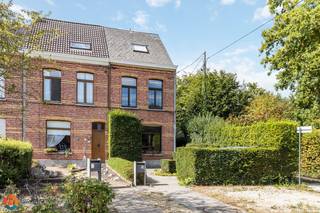 Op een uitstekende locatie te Lier bevindt zich deze ruime halfopen bebouwing met 3 slaapkamers en verzorgde tuin op een perceel van 352 m². De...