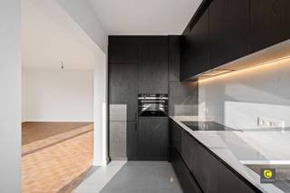 <p><span>Volledig gerenoveerd 2-slaapkamer appartement met lichtrijke leefruimte en terras!</span><span><br />Dit stijlvol gerenoveerde appartement biedt een ideale combinatie van charme, modern comfort en een doordachte indeling. <br />Dankzij de grote raampartijen, warme parketvloeren en een kwalitatieve afwerking is dit een instapklare woonst met veel troeven.</span></p><h3><span>Het appartement heeft de volgende indeling</span></h3><p><span>Inkomhal</span><span><br />Bij binnenkomst word je meteen verwelkomd door een sfeervol tegelpatroon dat doorloopt in de hal. <br />De inkomhal is voorzien van een parlofoon en biedt directe toegang tot de leefruimte.</span></p><p><span>Leefruimte &amp; keuken</span><span><br />De ruime leefruimte wordt gekenmerkt door een prachtige blokjesparket en grote raampartijen die zorgen voor een overvloed aan natuurlijk licht. <br />De open indeling maakt het eenvoudig om een aangename woon- en eetruimte te creëren.</span></p><p><span>Aan de linkerzijde bevindt zich de deels open keuken, die recent werd gerenoveerd en een moderne uitstraling heeft. <br />De combinatie van een wit werkblad en spatwand met zwarte kasten zorgt voor een strakke, tijdloze afwerking. <br />De keuken is volledig uitgerust met een combi-oven, ingebouwde ijskast en vriezer, afwasmachine en een keramische kookplaat.</span></p><p><span>Hal &amp; slaapkamers</span><span><br />Via de nachthal, die hetzelfde stijlvolle tegelpatroon heeft als de inkomhal, <br />bereik je de slaapkamers, badkamer, berging en het aparte toilet.<br />Beide slaapkamers zijn zorgvuldig afgewerkt met dezelfde warme parketvloer als de leefruimte. <br />De grote slaapkamer biedt bovendien directe toegang tot het terras, dat oostgericht is en ideaal om 's ochtends van de zon te genieten.</span></p><p><span>Badkamer, berging &amp; toilet</span><span><br />De badkamer is strak en modern afgewerkt in lijn met de keuken en beschikt over een ruime inloopdouche met glazen wand. <br />Daarnaast is er een apart toilet en een ruime berging met aansluiting voor een wasmachine, wat zorgt voor extra comfort en opbergruimte.</span></p><p><span>Een ondergrondse kelder mee inbegrepen! </span></p><h3><span>Extra troeven</span><span><br />- Volledig gerenoveerd met hoogwaardige materialen en dus instapklaar!<br />- Overal vliegenramen voorzien<br />- Inkomhal, keuken, nachthal, berging, toilet en badkamer reeds voorzien van verlichting<br />-  Lichtrijke leefruimte met blokjesparket<br />-  Oostgericht terras met aangenaam uitzicht</span></h3><p><span>Beschikbaar vanaf: 01/03/2026</span><span><br /></span><span>Huurprijs: €1.100,00 / maand</span><span><br /></span><span>Provisie &amp; kosten: €200/ maand (verbruik gemeenschappelijke delen + water en centrale verwarming)</span></p><p><span> </span></p>