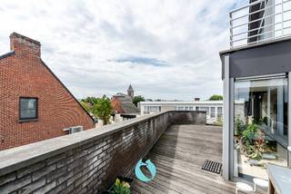 Dit prachtig en ruim appartement met <strong>één van de mooiste terrassen te Evergem</strong> is gelegen in de <strong>Kapellestraat</strong>.<br /><br />Dit riant <strong>zonneterras </strong>met uniek uitzicht op de kerk, gecombineerd met de logische en praktische indeling van het appartement en de aanwezigheid van een <strong>garage </strong>zijn hier absolute troeven. Als bewoner geniet u van een optimaal wooncomfort in de rustige en kleinschalige residentie Ianie. <br /><br />De <strong>indeling </strong>is op heden als volgt: inkomhal met toegang tot de leefruimte met open keuken die in verbinding staan met het terras.<br />Verder beschikt het appartement over <strong>drie slaapkamers</strong>, een badkamer, een gastentoilet en praktische berging.<br /><br />De ondergrondse garage is in de prijs inbegrepen. <br /><br />Het EP<strong>C B-label</strong> (113 kWh/(m² jaar)) en de <strong>conforme elektrische keuring</strong> zorgen ervoor dat dit appartement een aankoop zonder zorgen is. <br /><br />Wilt u deze eigendom en zijn troeven zelf ontdekken, neem dan zeker contact op voor het plannen van een bezoek ter plaatse.<br /><u><strong>Interesse?</strong></u> Contacteer Steffi telefonisch op 0498/50.50.94 of per mail steffi@vastgoeddevos.be 