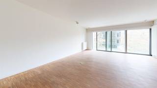 <p><strong>Well-maintained city apartment in a small-scale residence near the MAS.</strong><br /><br />This extremely sunny apartment is located on the third floor, on the Eilandje and near the old town.<br />Terraces, shops, culture and also nature with the dry dock site all within walking distance and that at the same time has easy accessibility near major roads.<br /><br />The abundance of light that flows in through the large windows with the direct connection that you experience with the environment are undoubtedly the reasons for wanting to live here.<br />In the west-oriented living room on parquet, slide open the windows and enjoy a tasty aperitif. The open kitchen is equipped with the usual appliances such as oven, induction hob, dishwasher, etc.<br />The hall leads to two bedrooms and a bathroom with a shower, bath and double washbasin. There is also a storage room with connection for washing machine and dryer, as well as a separate toilet.<br /><br /><strong>In short, comfortable apartment with two bedrooms and sunny living space.</strong><br /><br /><strong>Advantages:</strong><br />- bicycle shed<br />- basement storage<br />- small-scale residential complex<br />- bustling location</p>