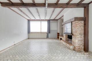 <strong>Immo Van Middelem propose à la vente cette maison à rafraîchir, SPACIEUSE ET LUMINEUSE, située sur un terrain de +/- 2a24ca, comprenant 5 pièces, un jardin et un grand abri de jardin à Dilbeek.</strong><br /><strong>Emplacement très pratique en termes de mobilité : cette maison se trouve à la limite d'Anderlecht, ce qui permet un accès rapide à Bruxelles et au Ring !<br /></strong><br />L'agencement est le suivant:<br />- REZ-DE-CHAUSSÉE: hall d'entrée, très grand salon, cuisine avec porte coulissante donnant sur la terrasse et le jardin, chambre, WC, débarras/buanderie;<br />- 1er ÉTAGE: couloir, 3 chambres, salle de bains, WC séparé;<br />- 2e ÉTAGE: couloir, 3 chambres, salle de bains, WC séparé;<br />- CAVE: local technique et divers espaces de rangement.<br /><br />Chauffage central au gaz.<br />PEB: 428 kWh/m² - label E (CU: 3686207).<br />Libre à l'acte.