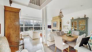 Ruime, lichtrijke woning met uitzonderlijke volumes, inpandige garage en een zonnige tuin in hartje Heist-aan-Zee. Met een bewoonbare oppervlakte...