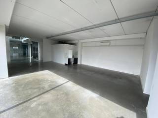 - KANTOOR/SHOWROOM<br />- MAGZIJN/OPSLAGPLAATS<br />- STRATEGISCHE LIGGING<br />- ONMIDDELIJK BESCHIKBAAR<br />- PARKEERPLAATSEN BESCHIKBAAR