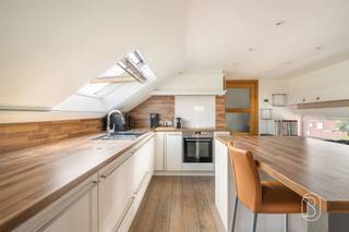 Mooi éénslaapkamerappartement te Dikkelvenne op mooie ligging!Dit appartement beschikt over één slaapkamer en één badkamer, ingericht met het oog op maximaal comfort en functionaliteit. Het open-conceptontwerp creëert een voelbare ruimtelijkheid en bevordert een aangenaam dagelijks leefpatroon. Grote ramen en meerdere dakramen zorgen voor overvloedige natuurlijke lichtinval, wat de leefruimte zeer aantrekkelijk maakt.KEUKEN EN WOONGEDEELTEDe moderne keuken is volledig uitgerust en beschikt over een groot werkeiland voorzien van houten werkbladen. De ruime slaapkamer biedt voldoende plaats voor een comfortabel bed en aanvullend meubilair. Er zijn 2 staanplaatsen inbegrepen aan de voorkant van het gebouwMomenteel verhuurd aan 640€Lage syndickostenMaak zeker uw afspraak op het bezoekmoment donderdag 24/09 om dit leuke appartement te bezichtigen.