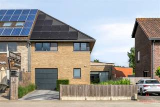 <p><span><strong>Instapklare halfopen bebouwing met ruime tuin in Machelen</strong></span></p><p><span><span>Op een ruim perceel van ca. 805 m² bevindt zich deze verzorgde en instapklare halfopen bebouwing, gebouwd in 2006. De woning beschikt over een bewoonbare oppervlakte van ca. 244 m² en biedt dankzij de drie slaapkamers met extra ingerichte kamer op zolderverdieping én inpandige garage heel wat ruimte en comfort.</span></span></p><p><span><strong>Indeling:</strong></span></p><p><span><span>· Gelijkvloers: inkomhal - apart toilet - woonkamer met zithoek en eetplaats - volledig uitgeruste keuken - berging - inpandige garage - technische ruimte</span></span><br /><span><span>· 1ste verdieping: nachthal - 3 slaapkamers - badkamer met dubbele lavabo, ligbad, inloopdouche en toilet</span></span><br /><span><span>· 2de verdieping: polyvalente ruimte met ingemaakte kasten - afzonderlijke kamer</span></span><br /><span><span>· Buiten: oprit met elektrische poort - verzorgde tuin - tuinhuis</span></span></p><p><span><strong>Belangrijkste troeven:</strong></span><br /><span><span>· Energiezuinige woning | EPC label B | 168 kWh/m² jaar</span></span><br /><span><span>· Klaar voor de toekomst: zonnepanelen (12x 340 Wp), thuisbatterij (5,12 kWh) en laadpaal aanwezig </span></span><br /><span><span>· Volledig instapklaar incl. conforme elektrische installatie</span></span><br /><span><span>· Stadswater, regenwater én grondwater aanwezig</span></span><br /><span><span>· Een ideale woning voor wie op zoek is naar een instapklaar en comfortabel geheel met voldoende ruimte, zowel binnen als buiten.</span></span></p><p><span><strong>Ontdek zelf de troeven van deze woning en plan vandaag nog uw bezoek!</strong></span></p><p><span><strong>Info</strong></span><br /><span><span>·EPC: label B | 168 kWh/m² jaar</span></span><br /><span><span>·Stedenbouwkundige inlichtingen: Vg | Wg | Gmo | Gvkr | Gvv</span></span><br /><span><span>·Watertoets: perceelscore A | gebouwscore A</span></span><br /><span><span>·De bovenvermelde bewoonbare oppervlakte betreft de bruto oppervlakte zoals vermeld in het EPC-attest.</span></span><br /><br /> </p><p><span><strong>Meer informatie of een bezoek?</strong><span> Contacteer Ellen op 0474 86 04 52 of </span></span><span><span><u>ellen@heritagevastgoed.be</u></span></span><span><span>.</span></span></p><p><span><span> </span></span></p><p><span><span> </span></span></p>