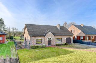 <p>Te koop: Open bebouwing in Herselt, met een royale tuin van 1230 m².</p><p><span>Bekijk de woning  </span>hier <span>alvast volledig virtueel zowel binnen als buiten.</span></p><p><br /></p><p>Deze woning uit 1989 biedt een aangename leefomgeving met vrij zicht en een vlotte verbinding naar invalswegen en openbaar vervoer. De grote tuin vormt een ideale plek voor buitenleven, terwijl de praktische indeling zorgt voor comfortabel wonen. De garage met automatische poort en verwarmingsketel maakt het geheel compleet.</p><p><br /></p><p>Belangrijkste ruimtes:</p><p>• Inkomhal met toegang tot leefruimte</p><p>• Woonkamer met veel lichtinval</p><p>• Keuken met dubbele spoelbak, dampkap, koelkast, elektrische kookplaat en oven</p><p>• Badkamer met ligbad, wastafel in meubel en ééngreepsmengkraan</p><p>• 1 slaapkamer</p><p>• Berging voor extra opslag</p><p>• Garage met automatische poort, verlichting, elektriciteit en verwarmingsketel</p><p>• Ruime tuin (1230 m²)</p><p><br /></p><p>Troeven:</p><p>• Grote tuin met vrij zicht</p><p>• Goede bereikbaarheid via invalswegen en openbaar vervoer</p><p>• Praktische indeling met garage en berging</p><p><br /></p><p>Neem vandaag nog contact op voor een bezoek.</p><p><br /></p><p>JOUW DROOMHUIS. ZO GEVONDEN!</p>