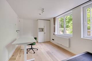 Deze prachtige studentenkamer bevindt zich in het centrum van Leuven op een rustige locatie achterin gelegen.<br /> <br />Dit opbrengstpand bestaat uit 29 vergunde studentenkamers, 16 kamers met eigen sanitair en 13 met een eigen douche en lavabo en gedeeld toilet.<br /><br />Deze kamer bestaat uit een ruime badkamer met lavabo, toilet en inloopdouche, ontbijtblok (frigo en microgolf), kleerkast, bed, bureau en bureaustoel. Deze kamer beschikt over een ruim privatief terras. <br />De kamers worden volledig bemeubeld en geschilderd verkocht.<br /><br />Foto's en een overzicht van alle units kan via email bezorgd worden.<br /><br />Er zijn meerdere gemeenschappelijke keukens. Deze zijn volledig uitgerust met alle nodige toestellen. Verder is er een afvallokaal en fietsenstalling. <br /> <br />Het pand werd in 2025 volledig vernieuwd en aangepast aan de hedendaagse eisen. <br /> <br />Het gebouw beschikt over een betonnen constructie en een vernieuwde lift.<br />Verder is het gebouw uitgerust met een thuisbatterij van 10KW en 30 zonnepanelen met een totaal vermogen van 13 800Wp. <br /><br />De studentenkamer kan verkocht worden met een huurgarantie indien gewenst. Huurprijzen van 600 tot 695 euro/ maand exclusief kosten. <br /><br />Aarzel niet ons te contacteren voor verdere inlichtingen of voor een plaatsbezoek.