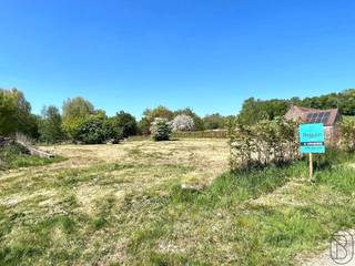 Mooie BOUWGROND van 1372m2, op wandelafstand van LA HOUPPE. Straatbreedte 22m. Toegankelijk via voorzijde & achterkant. Plannen & bouwvoorschriften beschikbaar op aanvraag.
