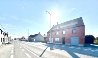 Twee woningen of kangoeroewoonst te koop op 1.121 m²; Indeling woning nr 359: Inkom, woonkamer, keuken, wasplaats, badkamer met douche, apart toilet, kelder, traphal naar verdieping 1: 2 kamers, Epc 810/F; Indeling woning nr 361: zeer grote woning met aparte inkom met traphal, Ruime woonkamer met salon, eetplaats en volledig geïnstalleerde open leefkeuken met eethoek en alle comfort: vaatwas, oven, microgolfoven, inductiekookplaat, afzuiging, veel kastruimte, bijhorende eettafel in dezelfde uitvoering,.. Apart toilet met handwasser, bergplaats, badkamer met douche, sas naar garage met sectionale poort en trap naar de zeer ruime zolder; Via de traphal in de inkom kan men naar de bovenverdieping waar een nachthal is, drie ruime slaapkamers en bergruimte; Grote tuin met terras en tuinhuis; rechts is een ruime oprit met bering en carport, Epc 596/ F; Beschikbaar: bij notariële akte na betaling; Info en bezoek: info@elet.immo;