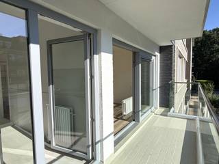 Op een aangename locatie aan de Jozef Voetlaan in Deurne bevindt zich dit volledig gerenoveerde 2-slaapkamerappartement. Het appartement is rustig gelegen in Deurne, vlak bij het Gemeentepark en met heel wat groen in de onmiddellijke omgeving. Tegelijk geniet je van een vlotte bereikbaarheid dankzij de nabijheid van de belangrijkste invalswegen en het openbaar vervoer. <br /><br />Via de inkomhal met praktische vestiairekast kom je binnen in de ruime en lichtrijke leefruimte. Aansluitend bevindt zich de nieuwe, volledig geïnstalleerde keuken, uitgevoerd in een strak kleurenpalet met marmerlook spatwand, donkere werkbladen en matzwarte accenten. De keuken beschikt over een vaatwasser, inductiekookplaat, oven, koelkast en aparte diepvriezer. Zowel de keuken als de leefruimte geven uit op een ruim terras. Vanuit de leefruimte en keuken heb je toegang tot een ruim terras aan de voorzijde van het appartement.<br /><br />Het appartement beschikt over twee slaapkamers, beide met toegang tot een tweede terras aan de achterzijde. Ook in de badkamer werd de moderne stijl doorgetrokken, met een marmerlook afwerking, zwarte dubbele wastafel, bijpassende spiegel en inbouwspots. Verder is er een ruime douche en zijn aansluitingen voorzien voor wasmachine en droogkast. Het toilet bevindt zich afzonderlijk.<br /><br />Gemeenschappelijke lasten: 90 Euro per maand.<br />De nutsvoorzieningen (gas, water en elektriciteit) door de huurder privé op te nemen.<br /><br />Onmiddelijk beschikbaar.