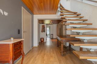 In het hart van Oppuurs, deelgemeente van Sint-Amands, vinden we deze ruime woning met een uitzonderlijk aanbod aan multifunctionele ruimtes.<br /><br />Bij het betreden van de woning verwelkomt de inkomhal je. Links bevindt zich een ruime slaapkamer, rechts hebben we een polyvalente ruimte die dienst kan doen als hobbyruimte of bureau. Verder door vinden we een badkamer met inloopdouche, lavabo en toilet. De gezellige zithoek kijkt uit op de aangename stadstuin. Aansluitend vind je nog een polyvalente ruimte die momenteel dienst doet als berging, maar ook kan functioneren als slaapkamer.<br /><br />Vanuit de hal nemen we de trap naar de verdieping waar het woongedeelte zich bevindt. De lichtrijke leefruimte staat in verbinding met de open keuken. Grenzend aan de keuken is er een terras met een aangenaam uitzicht op de tuin. Verder treffen we op deze verdieping ook een praktische berging, een bureauruimte die perfect kan omgevormd worden tot slaapkamer, en een uitgeruste badkamer.<br /><br />De woning biedt de mogelijkheid om in totaal vijf slaapkamers te creëren.<br /><br />Achteraan in de tuin wacht een ruime hangar die bereikbaar is via de Meirstraat, een absolute meerwaarde voor wie nood heeft aan opslagruimte, atelier, hobbyruimte of werkplaats. <br />Deze hangar heeft een breedte van 8 meter en een lengte van 19 meter.<br /><br />Daarnaast biedt de woning een mogelijkheid om dienst te doen als kangoeroewoning.<br /><br />Heb je interesse in deze ruime woning met hangar?<br />Neem gerust contact op via roy@julimmo.be of 0498 62 74 71.