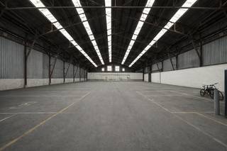Magazijn met geplande renovatiewerken, beschikbaar vanaf <strong>1.000 m² tot 3.950 m²</strong>.<br /><br />Aan de Wiedauwkaai in Gent komt een ruim magazijn van <strong>3.950 m²</strong> beschikbaar voor verhuur. Het pand biedt een grote flexibiliteit dankzij de mogelijkheid om het magazijn in zijn totaliteit te huren of op te delen in twee afzonderlijke units.<br /><br />De volgende oppervlaktes zijn mogelijk:
<ul>
<li><strong>1.000 m²</strong></li>
<li><strong>1.975 m²</strong></li>
<li><strong>2.950 m²</strong></li>
<li><strong>3.950 m²</strong></li>
</ul>
Dankzij de indrukwekkende nokhoogte van 14 meter is het magazijn bijzonder geschikt voor opslag, logistiek en diverse andere bedrijfsactiviteiten waarbij ruimte en volume centraal staan.<br /><br /><strong>Renovatie en afwerking</strong><br />De renovatiewerken aan het magazijn zijn gepland. Het pand zal hierdoor worden gerenoveerd en in een verzorgde, instapklare staat worden aangeboden.<br />Daarnaast is er ruimte voor overleg met de eigenaar over eventuele verfraaiings- of aanpassingswerken, afgestemd op de specifieke noden en activiteiten van de toekomstige huurder.<br /><br />Deze ruimte is perfect voor bedrijven die behoefte hebben aan een flexibele en veilige opslag- of werkruimte.<br />Voor meer informatie of het plannen van een bezichtiging, neem vandaag nog contact met <strong>Simon De goque</strong> op voor meer informatie of een bezichtiging. <br /><u><em>Tel: +32 473 37 55 50 <br />Mail: simon.dg@kmovastgoed.be</em></u>