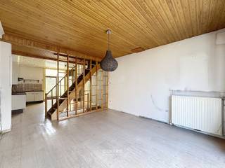 <br />Betaalbare gezinswoning met 4 slaapkamers, garage en terras te Uitkerke!<br /><span><span><span><span><span><span><span><span><span><span><span><span><span><span>Op zoek naar een betaalbare woning aan de Belgische kust met ruimte voor het hele gezin? Dan is deze woning te Uitkerke zeker het ontdekken waard!</span></span></span></span></span></span></span></span></span></span></span></span></span></span><br /><br /><strong>INDELING:<br /><u><em>Gelijkvloers:</em></u></strong><br />Inkomhal - berging - badkamer (O.a. met lavabo, toilet en ligbad met geïntegreerde douche) - kelder - garage (met automatische sectionale poort).<br /><br /><u><em><strong>Eerste verdieping:</strong></em></u><br />Hal - living met open keuken - wasplaats (met voorzieningen voor wasmachine en droger) - afzonderlijk gastentoilet - zonneterras.<br /><br /><u><em><strong>Tweede verdieping:</strong></em></u><br />Nachthal - 2 ruime slaapkamers (met elk een eigen lavabo).<br /><br /><u><em><strong>Derde verdieping:</strong></em></u><br />Ruime nachthal (Plaats om een badkamer te creëren/ lavabo reeds aanwezig) - 2 slaapkamers.<br /><br /><u><em><strong>Vierde verdieping:</strong></em></u><br />Geïsoleerde zolder.<br /><br /><u><strong>Opmerkingen:</strong></u><br />- Overal DUBBELE beglazing (PVC).<br />- CV op aardgas.<br />- Geen renovatieplicht (Epc = 344 kWh/m2).<br />- Parlofonie aanwezig.<br /><br /><span><span><span><span><span><span><span><span><span><span><span><span><span><span>Deze charmante woning biedt maar liefst </span><span>4 slaapkamers</span><span>, een </span><span>garage</span><span> én een aangenaam </span><span>terras. Een ideale combinatie voor gezinnen, koppels die extra ruimte wensen of wie op zoek is naar een interessante woning aan zee. De woning beschikt over een praktische indeling en biedt tal van mogelijkheden om er helemaal uw eigen thuis van te maken. Dankzij de vier slaapkamers is er voldoende ruimte voor een gezin, een hobbykamer, thuiskantoor of logeerkamer. </span></span></span></span></span></span></span></span></span></span></span></span></span></span> <span><span><span><span><span><span><span><span><span><span><span><span><span><span>Een woning met ruimte, mogelijkheden en een uitstekende ligging, voor een aantrekkelijke prijs.</span></span></span></span></span></span></span></span></span></span></span></span></span></span><br /><span><span><span><span><span><span><span><span><span><span><span><span><span><span>Interesse? </span><span>Neem vandaag nog contact op voor meer informatie of een bezoek: 050/70.01.02 - info@centro.be.</span></span></span></span></span></span></span></span></span></span></span></span></span></span>