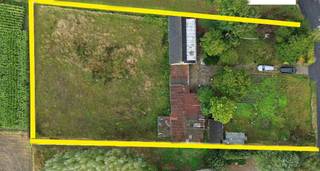 Te koop Huis (1972) op 3.300 m2 voor te renoveren of nieuwbouw ,<br />rustige buurt en verzicht tot de kust+-25km.<br /><br />EPC: F<br /><br />Inl. 0486/071292