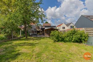 EERSTE KIJKDAG ZAT. 30/05/26 VAN 10U-13U (op afspraak !!!) <br />LEDE – Deze gezellige woning bevindt zich pal in het centrum van Lede, op wandelafstand van scholen, winkels, het sportcentrum, E40 en het station. <br /><br />De woning werd doorheen de jaren steeds goed onderhouden en is onmiddellijk bewoonbaar. Op het gelijkvloers vindt u een lichtrijke woonkamer met aansluitend een open keuken die uitkijkt op de tuin. Verder beschikt de woning over een verzorgde badkamer met toilet, douche en ligbad, een praktische bergruimte en een garage met sectionale poort. Op de eerste verdieping bevindt zich een ruime slaapkamer.<br /><br />De afgelopen jaren werden reeds verschillende vernieuwingen uitgevoerd. In 2014 werden onder meer het hoofddak vernieuwd, een nieuwe gaskachel geplaatst, nieuwe laminaatvloeren gelegd en een deel van de binnenmuren opnieuw bepleisterd en geïsoleerd. In 2024 werden zowel het plat dak van de woning als dat van de garage vernieuwd en werd de koepel vervangen door driedubbele beglazing.<br /><br />De woning beschikt overal over dubbele beglazing. Momenteel heeft de woning een EPC-label E, maar via de EPC-simulatie blijkt dat het plaatsen van een lucht-lucht warmtepomp reeds een mooie verbetering van het EPC-label kan opleveren naar een D-label, net geen C-label.<br /><br />Bent u op zoek naar een betaalbare woning met potentieel, een garage én een gezellige tuin in het centrum van Lede? Aarzel dan niet en maak snel uw afspraak via 053/60.65.60.<br /><br />De vermelde prijs is een richtprijs. Na ontvangst van de biedingen zal de verkoper beslissen of hij/zij de eigendom verkoopt aan het beste bod. De richtprijs is aldus niet bindend voor de verkoper. Voor meer info kunt u ons contacteren of het reglement raadplegen op onze website.