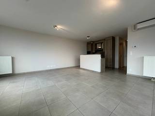 <p>Appartement avec vue imprenable sur la ville au 9ème étage<br /><br />Cet appartement lumineux et spacieux fait partie du nouveau projet Kievit II. Depuis le hall d’entrée, vous accédez directement à l’espace de vie chaleureux avec cuisine ouverte, baigné de lumière naturelle grâce aux grandes baies vitrées. La cuisine est entièrement équipée d’un réfrigérateur avec compartiment congélateur, d’un micro-ondes, d’un lave-vaisselle et d’une plaque de cuisson en céramique.<br /><br />L’espace de vie donne accès à une terrasse où vous pourrez profiter d’une vue à couper le souffle sur la ville. L’appartement compte deux chambres : une spacieuse chambre parentale d’environ 12 m² et une deuxième chambre d’environ 11 m²<br /><br />La salle de bain moderne est équipée d’une baignoire avec douche intégrée et d’un double lavabo. Vous trouverez également des toilettes invités séparées et un local pratique avec machine à laver et sèche-linge. La climatisation est installée dans l’espace de vie et les chambres. <br /><br />Enfin, un local à vélos facilement accessible est disponible au rez-de-chaussée.<br /><br />En option, vous pouvez louer une place de parking pour 125 € par mois.<br /><br />Les charges mensuelles pour les parties communes s’élèvent à 100 €.</p>