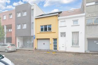 <strong>TOFFE INSTAPKLARE WONING MET GARAGE  <br />in centrum gelegen toch vrij rustige ligging </strong><br />vrij ruime garage ( elk. bediende poort) met grote ruimte daarachter van ongeveer 5 op 6 meter ( ideaal als bureel / hobbyruimte / slaapkamer ...) tof terras waar iets zeer leuks mee te doen is <br /><strong>1 ste verd</strong> :  vrij ruime living met open ingerichte moderne  keuken ( airco aanwezig ) , ruime wasplaats berging, grote badkamer met modern badmeubel <br /><strong>2 de verd</strong>   :  2 slaapkamers waarvan 1 met airco en terrasdeur naar eventueel  dakterras <br />EPC 328    recente cv ketel <br />TOP STARTERSWONING 