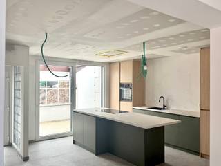 <p>Volledig gerenoveerde woning met een prachtige, groene tuin op een perceel van 9a 80ca. <br /><br />Bestaande uit: inkomhal, apart toilet, lichtrijke leefruimte, volledig nieuwe open keuken, praktische wasplaats met douche en aansluitingen voor wasmachine en droogkast, achterinkom, veranda, nachthal, 3 slaapkamers, een ruime badkamer met ligbad en dubbele wastafel, garage, werkhuis en een prachtig aangelegde, diepe tuin.<br /><br /><span></span>De woning wordt vóór de ingebruikname nog volledig instapklaar afgewerkt, waaronder de schilderwerken en vloerafwerking.<br /><br />De woning is rustig, maar toch centraal gelegen, met een vlotte verbinding naar het centrum van Balen, winkels, scholen en andere voorzieningen.<br /><br />Huurprijs: € 1.300/maand.<br /><br />Beschikbaar vanaf 01/09/2026.<br /><br />Contacteer ons kantoor voor meer info of een bezoek ter plaatse via 0472/533.946 of mail naar info@immo-b.be.</p>
<p></p>