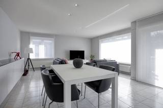 indeling:<br /><br />verdieping 2 (bereikbaar via de trap):<br />- inkomhal<br />- lichtrijke woon- en eetkamer<br />- halfopen, volledig uitgeruste keuken<br />- praktische berging met aansluitingen voor was- en droogmachine<br />- apart gastentoilet<br />- slaapkamer 1<br />- slaapkamer 2<br />- badkamer met inloopdouche en dubbele lavabo<br /><br />Extra:<br />- garagebox verplicht aan te kopen voor € 25.000 (voorzien van elektriciteit)<br /><br />Bijzonderheden:<br />- instapklaar appartement met 2 slaapkamers en een zonnig terras<br />- ramen vernieuwd in 2023<br />- keuken vernieuwd in 2024<br />- gelegen in de rustige woonwijk Nachtegalenhof-Zuid te Hoboken, op een gunstige locatie nabij winkels, scholen, openbaar vervoer en diverse invalswegen<br /><br />Bent u geïnteresseerd in dit instapklare appartement te koop in Hoboken? Aarzel dan niet om contact met ons op te nemen via janice.racaj@dewaele.com of op 03 206 76 73.<br />Wenst u uw eigendom ook te koop of te huur te stellen? We helpen u graag verder.<br />Steeds tot uw dienst om u verder te helpen met al uw vragen over vastgoed!<br /><br />Bestuursmaatregelen in het maatregelenregister: nee