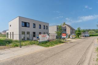 <strong><span>Hartelijk welkom op onze opendeur op zaterdag 20/6 van 10 uur tot 11.30 uur ter plaatse voor een bezoek aan deze knappe woning!</span><br /><br />4 Energiezuinige nieuwbouwwoningen in een rustige omgeving te Lille<br /></strong><br /><b>Gunstig gelegen </b>in een rustige kindvriendelijke verkaveling. Op wandelafstand van het centrum en openbaar vervoer, met een vlotte bereikbaarheid naar de omliggende gemeenten, Herentals en de autostrade <strong>E34</strong>.<b><br /></b><br /><strong>Lille</strong> is een fijne gemeente ideaal voor gezinnen, natuurliefhebbers en iedereen die de rust van het platteland wil combineren met het gemak van stedelijk leven. <b><br /><br /></b>Dit nieuwbouwproject bestaat uit <strong>vier halfopen bebouwingen met elk 3 slaapkamers</strong>.<br /><br />Het superzuinige <strong>E peil van 20 </strong>wordt behaald door gebruik te maken van de nieuwste technieken zoals een <strong>warmtepomp, vloerverwarming en -koeling, ventilatie D systeem en 10 eigen zonnepanelen alsook alu profielen.</strong> Hierdoor voldoet deze woning vandaag reeds aan de norm van morgen en bespaart u automatisch op het verbruik van uw woning.<br /><br />Voor de afwerking van keuken, sanitair en vloeren werd gekozen voor <strong>kwalitatieve leveranciers</strong> en <strong>ruime budgetten </strong>zodat u van deze woningen een echte <strong>"thuis"</strong> kan maken. Momenteel heeft u nog volledige inspraak in de afwerking van uw woning.<br /><br />Het terras over de volledige breedte van de woning, alsook de zwarte draadafsluiting rond het perceel zit eveneens vervat in de verkoopprijs. De tuin is ideaal naar het <strong>westen</strong> georiënteerd. Er werd eveneens geopteerd voor een kruipkelder onder de woning voor het gemak van eventuele toekomstige aanpassingen. <br /><br />Deze <strong>aangename, lichte en ruime woningen</strong> worden zeer degelijk en volledig afgewerkt, zo weet u perfect waar u eindigt en waar uw geluk begint!<br /><br />Ter bescherming van de koper wordt er verkocht onder de wet Breyne.