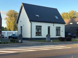Bent u op zoek naar een vastgoedproject met een direct rendement? Deze vrijstaande woning is momenteel feitelijk opgedeeld in 4 verhuurde en functioneel ingerichte studio's. Daarnaast beschikt het perceel over 4 aparte garages met een ruime keermogelijkheid en vlotte toegang.<br />(!) de huidige feitelijke opdeling wijkt af van de vergunde situatie. <br />Graag plan ik een afspraak met u om de mogelijkheden te bespreken.
