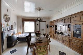 Deze goedgelegen woning heeft een omheinde tuin en een ruime weide (totaal 1600 m²) met prachtig uitzicht. <br /><br />Indeling: kelderverdieping: voorraadkelder; gelijkvloers: ruime woonkamer (45 m²), keuken, berging, badkamer, veranda; verdieping: 2 slaapkamers en doorloopkamer; dakverdieping: zolderruimte.<br /><br />De woning heeft geen renovatieverplichting, maar dient aangepast te worden aan de hedendaagse woonverwachtingen. <br /><br />Elektriciteit is niet conform, recente verwarmingsketel (condensatieketel, aardgas), niet-asbestveilig. <br /><br />Contacteer Roeland voor een bezoek op 0476/34 27 69 of via roeland@woonkantoor.be