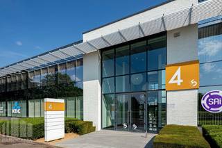 Uitstekend gelegen kantoorruimte van 229 m² te huur in Zaventem<br />Op een strategische toplocatie langs de Leuvensesteenweg in Zaventem bevindt zich deze aangename kantoorruimte van 229 m². De uitstekende bereikbaarheid vormt een belangrijke troef, met de R0 op ca. 2 km en de E40 op ca. 2,8 km, waardoor Brussel, de luchthaven en omliggende gemeenten snel bereikbaar zijn.<br /><br />De lichtrijke kantoorruimte beschikt over een praktische indeling met aparte burelen en is uitgerust met onder meer een privatieve kitchenette, sanitair en airconditioning. Het kantoor maakt deel uit van een kwalitatief kantoorgebouw met aangename gemeenschappelijke voorzieningen, waaronder een sociale ruimte, pingpongtafel en verzorgde tuin. Een ideale werkomgeving waar professionaliteit en comfort centraal staan.<br /><br />Ook andere oppervlaktes zijn beschikbaar. Onmiddellijk beschikbaar.<br /><br />Interesse in deze kantoorruimte? Contacteer<strong> PANORAMA B2B </strong>voor meer informatie of een vrijblijvend plaatsbezoek via <strong>0477 09 00 09.</strong>