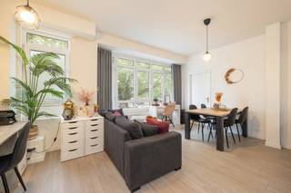 Ontdek dit charmante appartement met één slaapkamer, gelegen in een kleinschalig en rustig gebouw van slechts enkele mede-eigenaars. Het pand...