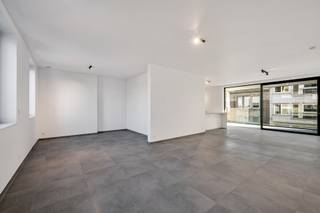 In de Jacques Eggermontstraat 12 kunt u op de tweede verdieping dit prachtige nieuwbouwappartement terugvinden, opgebouwd met aandacht voor comfort en duurzaamheid.<br /><br />Indeling: De entree via de voordeur leidt u naar de ruime en lichtrijke leefruimte, die aansluit op een moderne keuken uitgerust met alle nodige comfort en een berging. Daarnaast omvat het appartement twee lichtrijke slaapkamers, een badkamer met inloopdouche en toilet, en tevens een apart gastentoilet. Er is ook een aangename terras aan de voorkant van het gebouw.<br /><br />Dankzij de gunstige locatie, nabij het centrum van Ledeberg en op loopafstand van het centrum van Gent, in de directe nabijheid van diverse uitvalswegen en openbaar vervoer, biedt dit project de ideale combinatie van wooncomfort en bereikbaarheid. Verschillende praktische voorzieningen, zoals winkels en diensten, zijn op loopafstand bereikbaar.<br /><br />De gemeenschappelijke kosten voor het appartement bedragen €50 en zijn inbegrepen in de vermelde huurprijs. Het appartement is vrij vnaf 1/08. Voor meer informatie of om een afspraak te maken, kunt u contact opnemen met Bruno op 0495/12.20.64.