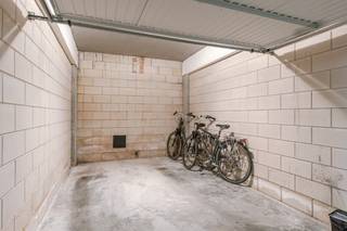 Ruime inpandige garagebox in de residentie. Bent u op zoek naar een garagebox? Neem contact op met Stéphanie voor meer info via 0472 77 86 60...