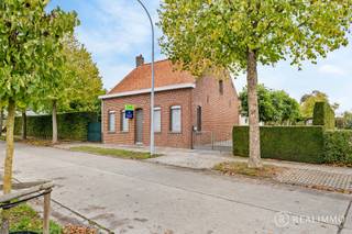 <strong>In een groene en landelijke omgeving bevindt zich deze ruime alleenstaande woning op een perceel van maar liefst 1410m².</strong> De woning werd doorheen de jaren uitstekend onderhouden en wordt voor het eerst buiten de familie te koop aangeboden.<br />Je woont in het landelijke Moen, vlakbij een groene omgeving, maar toch op korte afstand van de nodige voorzieningen en belangrijke verbindingswegen.<br /><br /><u><strong>Indeling</strong></u><br />Via de inkomhal krijg je toegang tot de woonkamer, met aansluitend een ruime leefkeuken. Op het gelijkvloers bevinden zich verder nog 2 slaapkamers, badkamer, berging en een ruime garage.<br />Daarnaast is er een kelder en een ruime zolder,<strong> bereikbaar via een vaste trap</strong>. Deze zolder biedt interessante mogelijkheden voor het creëren van extra slaapkamers of een polyvalente ruimte, mits de nodige aanpassingen.<br />Ook buiten heeft deze eigendom heel wat te bieden. De aangelegde en uitstekend onderhouden tuin vormt een absolute troef. Dankzij het royale perceel geniet je hier volop van ruimte, rust en privacy en zijn er bovendien heel wat parkeermogelijkheden op eigen terrein.<br /><br /><br /><u><strong>Technisch</strong></u><br />De woning beschikt over 215m² bewoonbare oppervlakte (volgens EPC) op een perceel van 1410 m². De verwarming gebeurt op stookolie en de beglazing is reeds dubbelglas. De woning beschikt over een EPC-label F met een score 687 kWh/m² per jaar en heeft dus een renovatieverplichting. Stedenbouwkundige inlichtingen in aanvraag.<br /><br /><u><strong>Troeven</strong></u>
<ul>
<li>252 m² woonoppervlakte</li>
<li>1410 m² perceel</li>
<li>Uitstekend onderhouden</li>
<li>Mogelijkheid tot extra slaapkamers</li>
<li>Oprit voor meerdere wagens</li>
</ul>
<br /><u><strong>Contact</strong></u><br />Interesse? Contacteer Nicolas via nicolas@real-immo.be of 0478/50 58 91 voor meer informatie of een bezoek.<br />