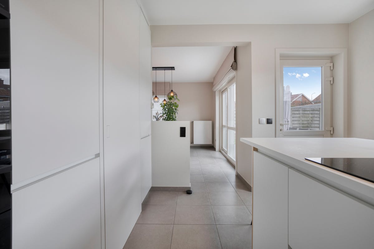 Instapklare halfopen gezinswoning met zonnige tuin en garage - foto 3