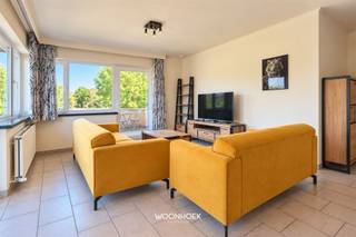 <p>Discover this well-maintained and practically laid-out two-bedroom apartment, located on the first floor. The combination of a spacious living area, an open kitchen, a sunny terrace, and various storage spaces creates a comfortable and functional living environment.</p><p>The living area is accessed through the apartment’s entryway. Thanks to its large windows, the spacious living room enjoys an abundance of natural light and easily accommodates both a cozy sitting area and a full-sized dining area. The open layout creates a pleasant sense of connectedness, while the many windows foster a fresh and inviting atmosphere. From the living room, you have access to the terrace, a lovely outdoor space.</p><p>Adjacent to this is the open kitchen, equipped with ample counter and cabinet space. Thanks to its direct connection to the dining and living areas, the kitchen remains an integral part of daily life.&#x20;</p><p>The apartment features a full-sized master bedroom and a second, more compact bedroom. This room is perfect for use as a children’s room, guest room, or home office, offering the necessary flexibility.</p><p>The bathroom is equipped with both a bathtub and a separate shower and also features a double vanity. The toilet is located separately, offering extra comfort for residents and visitors.</p><p>The apartment also includes a functional storage room with a connection for a washing machine. The property also comes with a separate private storage unit. Bicycles can be safely stored in the bike storage area.</p><p>You’ll also enjoy a major advantage when it comes to parking: the apartment comes with a covered parking space, so your car can always be parked easily and sheltered.</p><p>Thanks to the combination of two bedrooms, a spacious living room, the terrace, the covered parking space, and the various storage options, this apartment is an attractive choice for first-time buyers, couples, small families, or investors.</p><p>Simply request a tour online, by phone at 09 310 77 07, or by email at info@woonhoekvastgoed.be</p>