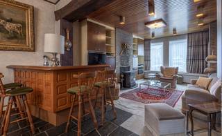 <p>Deze charmante en zeer ruime herenwoning in het centrum van Itterbeek biedt een uitzonderlijke combinatie van authenticiteit, oppervlakte en leuke mogelijkheden.</p><p>De ligging aan het Kerkplein, nabij buslijnen, golf Steenpoel en invalswegen is tevens zeer praktisch.</p><p>Bij het binnenkomen wordt u verwelkomd in de inkomhal met vestiaire ruimte. De leuke leefruimte met zeer hoge plafonds sluit aan op de keuken achteraan de woning. Op gelijkvloerse verdieping is er ook één apart toilet terug te vinden.<br />Vanuit de keuken heeft u rechtstreeks toegang tot het terras en het tuintje.</p><p>Een van de grote troeven van deze woning is de ruime garage in de tuinzone, dit bijgebouw is geschikt als garage, hobbyruimte, atelier, opslag of andere. Het is met een wagen bereikbaar langsheen een recht van doorgang, zeer praktisch.</p><p>Op de eerste verdieping bevinden zich drie volwaardige slaapkamers en een badkamer. De kamers bieden voldoende ruimte voor een gezin, een thuiskantoor of logeerkamer.<br />De kamers zijn zeer ruim en kunnen mits renovatie perfect herverdeeld worden. </p><p>De zolderverdieping, bereikbaar via een vaste trap, biedt nog tal van mogelijkheden. Deze ruimte kan volledig naar eigen wens ingericht worden als extra slaapkamers, een bijkomende badkamer, hobbyruimte of extra stockageruimte.</p><p>Daarnaast beschikt de woning over verschillende charmante kelders, die de authenticiteit en historiek van deze eigendom ademen.</p><p>Opfrissingswerken zijn vereist om de woning volledig naar eigen smaak en hedendaags comfort af te werken. Momenteel is er geen centrale verwarming aanwezig.</p><p>Bent u op zoek naar een karaktervolle herenwoning met tuin en garage in Itterbeek, dan is dit pand absoluut een bezoek waard.</p>