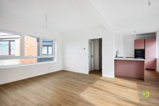 <p><span>Ontdek dit volledig vernieuwde éénslaapkamerappartement in Neder-Over-Heembeek, gelegen in een recent gebouw. Dankzij de totaalrenovatie, moderne afwerking en aanwezigheid van vloerverwarming geniet u hier van het comfort van een nieuwbouwgevoel, zonder het bijhorende btw-tarief van 21%. De ligging is bijzonder praktisch: winkels, openbaar vervoer en dagelijkse voorzieningen bevinden zich vlakbij. Via de inkomhal krijgt u toegang tot de verschillende ruimtes. Aan de rechterzijde bevindt zich de aangename leefruimte met een moderne, volledig uitgeruste keuken die naadloos in het geheel geïntegreerd is. Verder beschikt het appartement over een volledig vernieuwde badkamer met inloopdouche, wastafel. Een aangenaam balkon zorgt hier voor een extra troef en biedt bovendien een praktische plek om de was te laten drogen of van de zon te genieten. De slaapkamer van ruim 13 m²  leent zich om op een originele en gezellige manier inrichten. Daarnaast beschikt het appartement over een ruime berging met aansluitingen voor wasmachine en droogkast. Een privatieve kelderberging dient verplicht bij aangekocht te worden. Daarnaast bestaat er de mogelijkheid om een staanplaats aan te kopen. Dit instapklare appartement is een uitstekende keuze voor starters die modern en comfortabel willen wonen, maar is dankzij de aantrekkelijke kenmerken eveneens bijzonder interessant als investering.</span></p>
