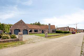 <p>Ruime vrijstaande woning met alle wooncomfort op het gelijkvloers, gelegen op een rustige locatie nabij het centrum. De woning beschikt over een inkomhal, lichtrijke woonkamer met gashaard, volledig ingerichte open keuken met kwalitatieve toestellen, eethoek en bureauhoek met uitzicht op de tuin. Via de achterinkom bereikt u een extra kamer die perfect dienst kan doen als slaapkamer, praktijk- of hobbyruimte.</p>
<p>Verder zijn er 2 ruime slaapkamers met visgraatparket, een badkamer met ligbad, douche en wastafelmeubel, een apart gastentoilet en een nachthal met een volledige wand aan inbouwkasten.</p>
<p>De zeer ruime inpandige garage met 2 automatische sectionaalpoorten biedt plaats aan meerdere voertuigen. Een absolute troef is de volledige onderkeldering met tal van mogelijkheden.</p>
<p>Buiten geniet u van een grote, volledig omheinde tuin met terras en zonneluifel.</p>
<p>Extra troeven: nieuwe beglazing met rolluiken, HR-condensatieketel met heteluchtverwarming via convectorputten, warmtepompboiler (2018) en mogelijkheid tot het creëren van bijkomende slaapkamers. Een ideale gezinswoning met veel ruimte en potentieel.</p>