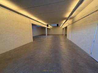 Verwarmd magazijn van ca. 200 m² in het CENTRUM van Aalst, vlakbij de STADSRING en het STATION, met vlotte verbinding naar invalswegen.De ruimte is...