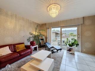 <p>Instapklare halfopen woning op een mooi perceel, rustig gelegen in een aangename woonwijk en toch nabij alle voorzieningen, waaronder een speelplein, treinstation, winkels en scholen.De woning omvat een inkomhal met apart gastentoilet, een lichtrijke leefruimte met zit- en eethoek en een leefkeuken, voorzien van alle comfort. Vanuit de keuken is er rechtstreeks toegang tot de tuin met terras, zonneluifel, overdekte loungehoek en tuinberging. Verder beschikt de woning over een ruime inpandige garage met zolderniveau, een berging en twee staanplaatsen. Op de verdieping bevinden zich een nachthal, drie volwaardige slaapkamers en een badkamer met inloopdouche, lavabomeubel, kasten en een tweede toilet.</p>
<p>Extra troeven:</p>
<ul>
<li>Gunstig EPC</li>
<li>Voorzien van 12 zonnepanelen en zonneboiler</li>
<li>Thuisbatterij en laadpaal</li>
<li>Waterverzachter</li>
<li>Regenwaterput van 5.000 liter</li>
<li>Gezellige tuin met loungehoek en terras met zonneluifel</li>
<li>Rolluiken en zonnescreens</li>
<li>Inpandige garage met zolderniveau</li>
<li>Oprit voor 2 wagens</li>
<li>Rustige ligging nabij alle voorzieningen</li>
</ul>
<p>Deze woning is te koop ZONDER makelaar via het concept van Smart Houses! Wenst u verdere inlichtingen of een bezoek? Contacteer rechtstreeks de eigenaar via <span>+32477799216</span></p>