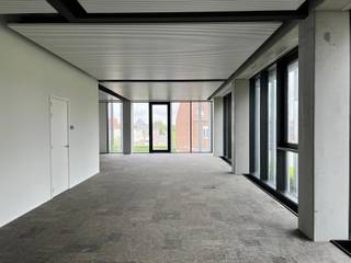 Kantoor Aan het Spoor of kortweg KAS is een nagelnieuw kantoorgebouw in Tielt, vlakbij het station, openbaar vervoer, winkels en het centrum van de stad. Het is de ideale uitvalsbasis voor kleinere ondernemingen, lokaal verankerde KMO's of meer nationale spelers. <br /><br />Deze unieke, lichtrijke kantoorruimte op de eerste verdieping die hier te huur wordt aangeboden is volledig ingebed in een uniek architecturaal concept waarbij de krachtige no nonsense uitstraling van de hedendaagse architectuur van het gebouw en de nieuwste energiebesparende technieken (op vlak van onder andere geothermie, klimaatplafonds en zonnepanelen...) een ultieme eigentijdse benadering zijn van een futureproof en duurzaam kantoor. De ultieme werkplek binnen een productieve stijlvolle werkomgeving!<br /><br />Op de vierde verdieping van het gebouw bevindt zich de 'rooftop box', een gemeenschappelijke ontmoetingsruimte met dakterras en unieke vergezichten. Hier groeit de community!<br /><br />Parkeerplaatsen mogelijk<br /><br />Alle aandacht is verder ook besteed aan een veilige toegang voor voetgangers en fietsers.